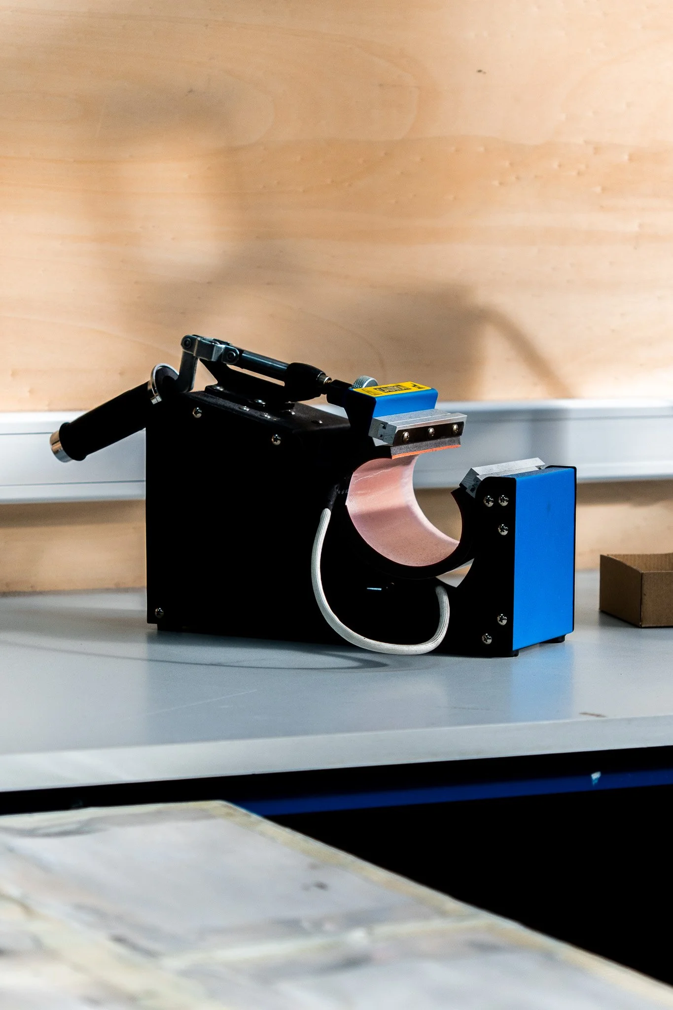 Une machine d'imagerie médicale ou scientifique avec un cercle en son centre, des composants électroniques, posé sur une table de laboratoire.