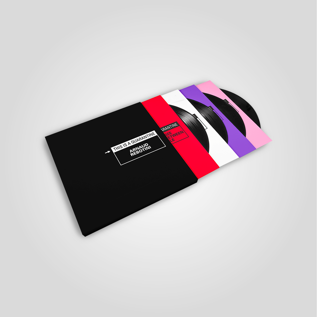 Une série de trois disques vinyles avec des pochettes colorées (noir, blanc, violet, rose) dans une couverture noire avec une étiquette indiquant "THIS IS A QUARANTINE" et les noms "ARNAUD REBOTINI".
