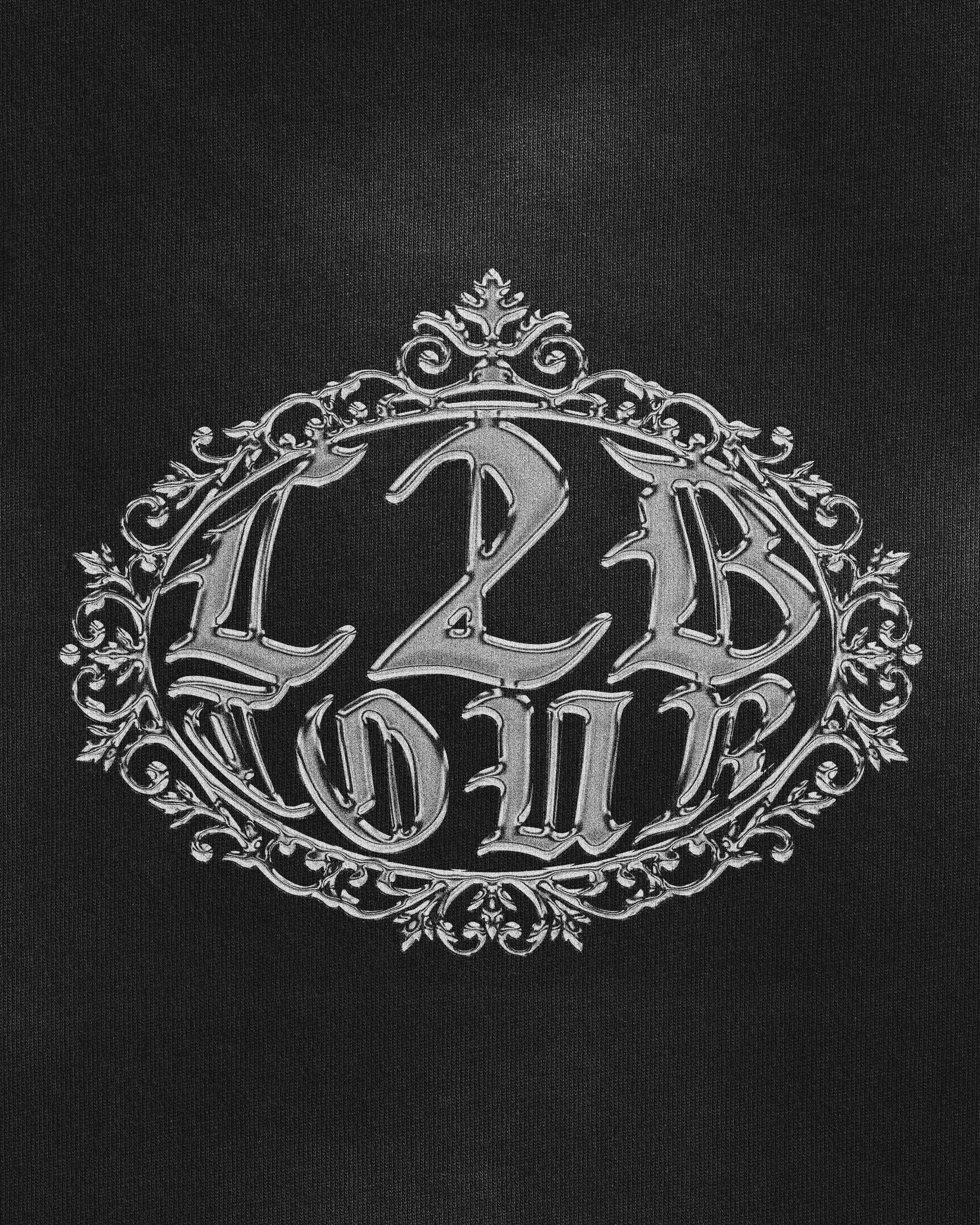 Logotype avec le texte '2.21' et 'Dior' entouré d'un cadre orné de motifs floraux, sur fond noir.