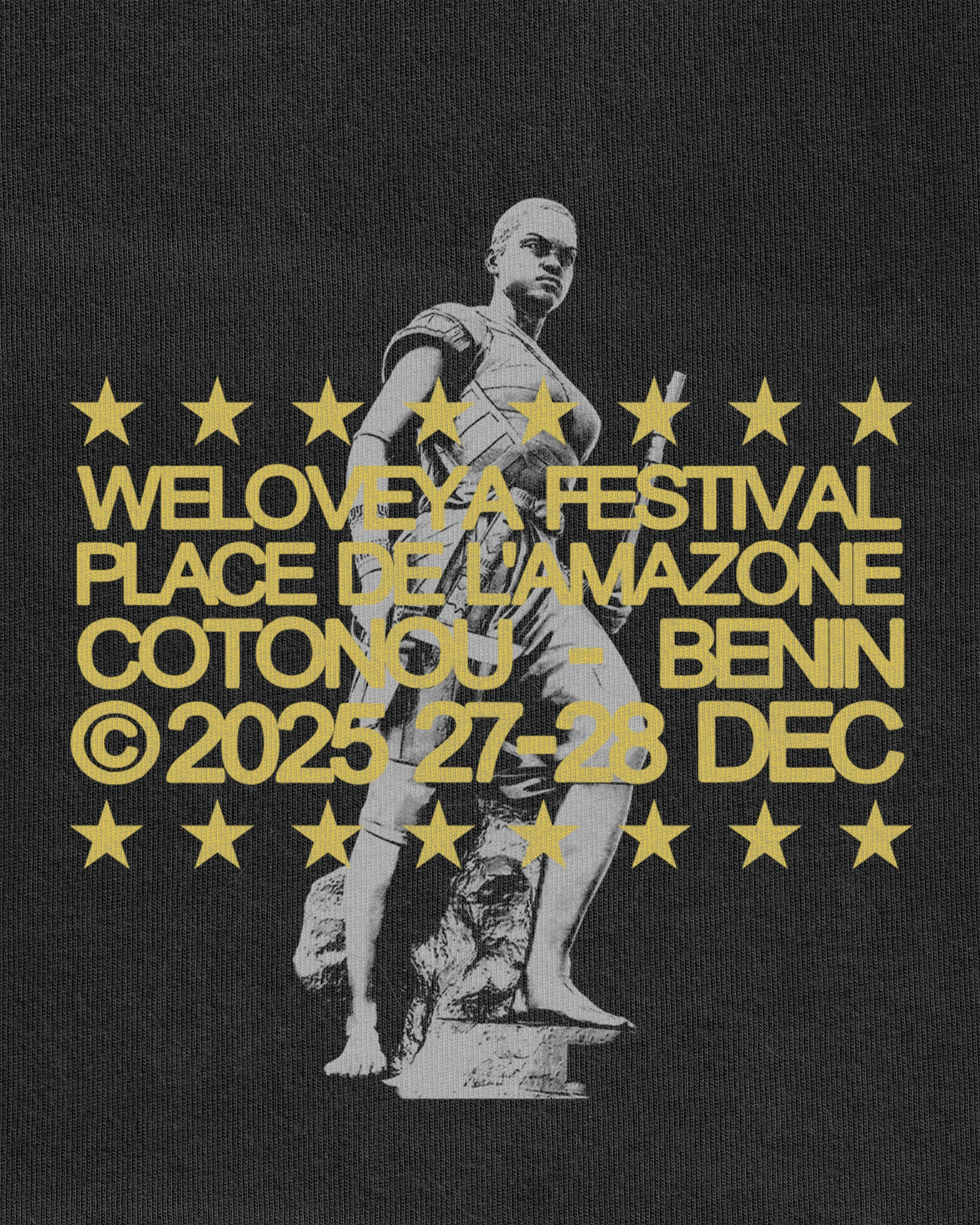 Affiche promotionnelle pour un festival à Cotonou, Bénin, avec une image en noir et blanc d'une femme debout, portant un casque ou une coiffure courte, avec des étoiles dorées en haut et en bas du texte, incluant la date 27-28 décembre 2025.