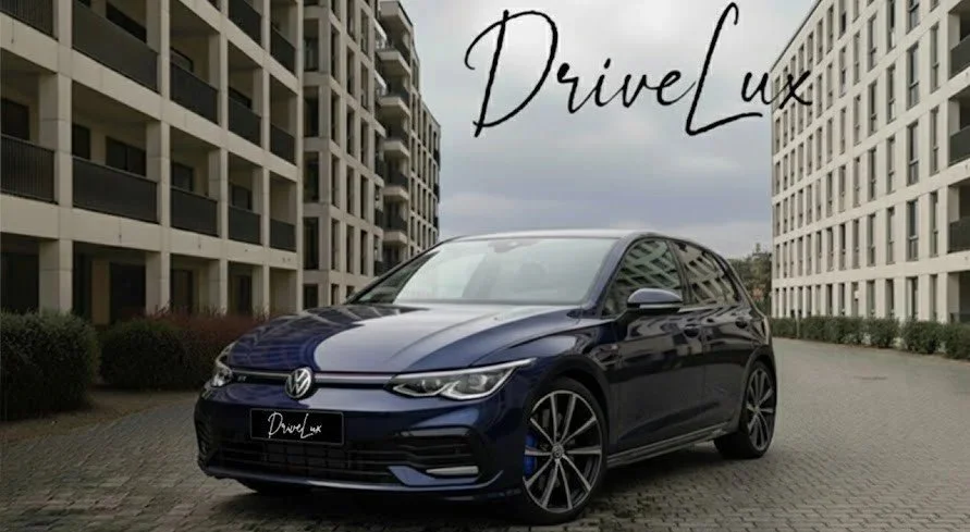 Voiture noire Volkswagen stationnée entre deux immeubles résidentiels.