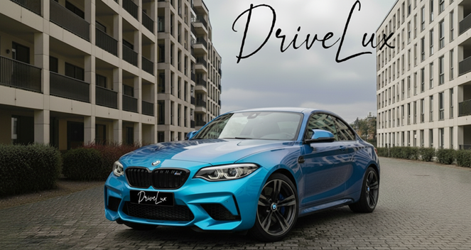 Voiture BMW de couleur bleue garée sur une avenue urbaine entre des immeubles résidentiels.