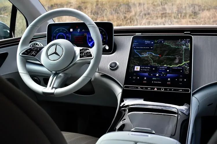 Tableau de bord Mercedes EQE MBUX Hyperscreen