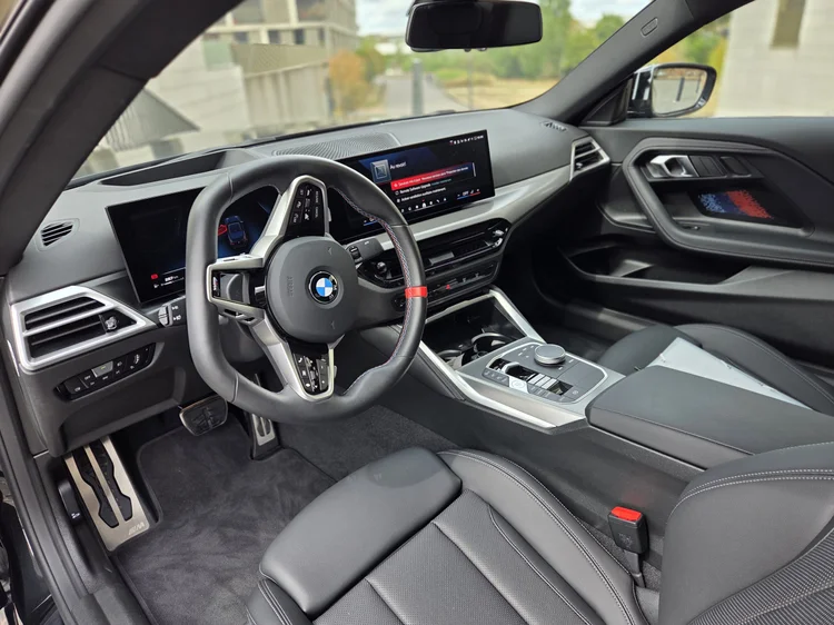 Intérieur BMW M240i, volant M Sport et Curved Display