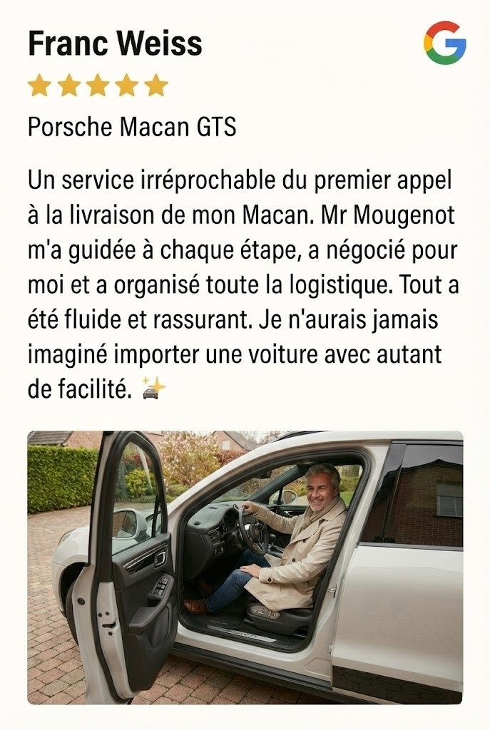 Une photo d'un homme souriant assis dans la cabine d'une voiture blanche, avec la porte ouverte. Il porte une veste beige et semble prêt à conduire.