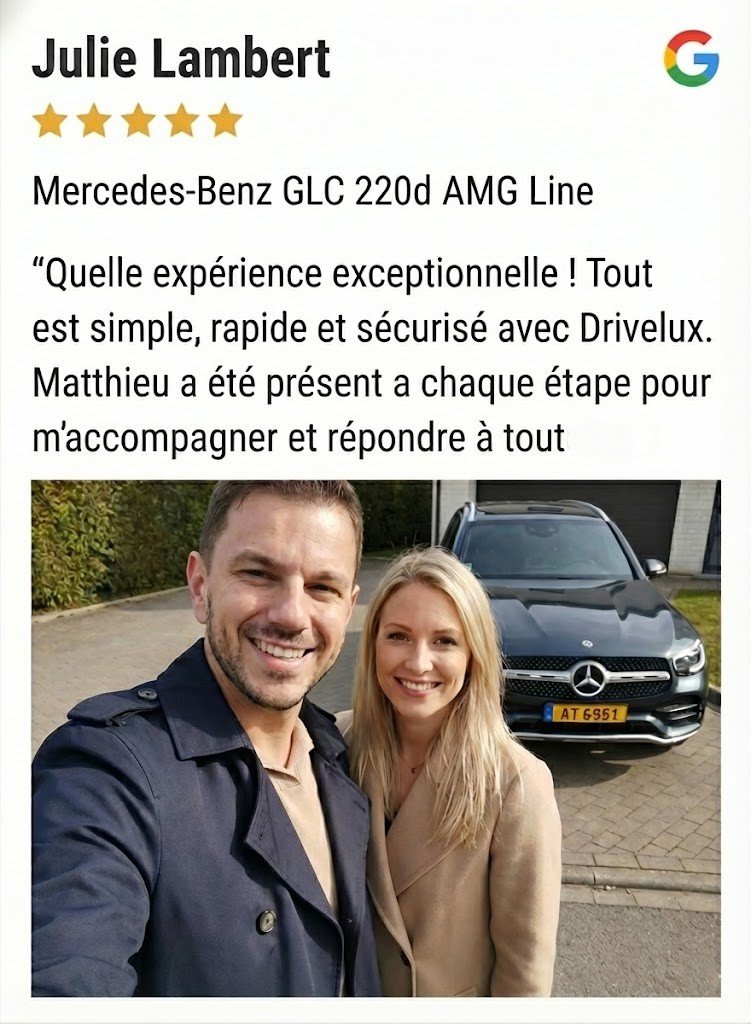 Deux personnes souriantes posent devant une voiture Mercedes-Benz GLC 220d AMG Line. La photo est en extérieur et en arrière-plan, on voit un bâtiment et des arbres.