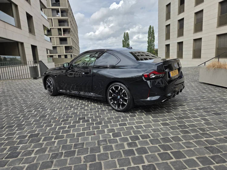 BMW M240i vue trois-quarts arrière