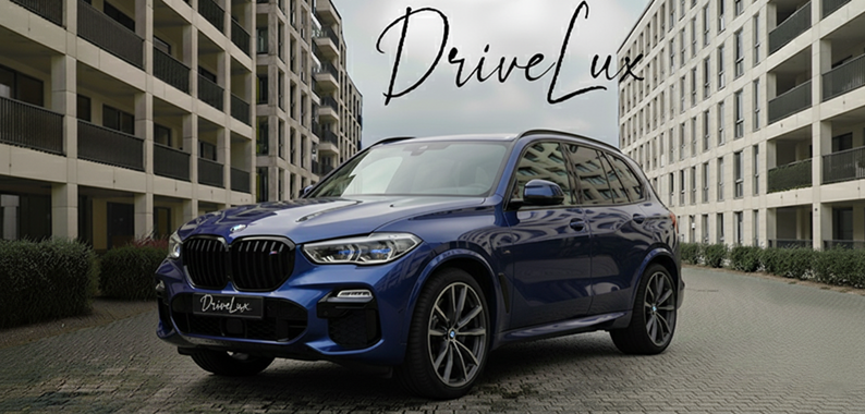 Une voiture SUV bleue stationnée dans une zone urbaine avec des immeubles modernes en arrière-plan.