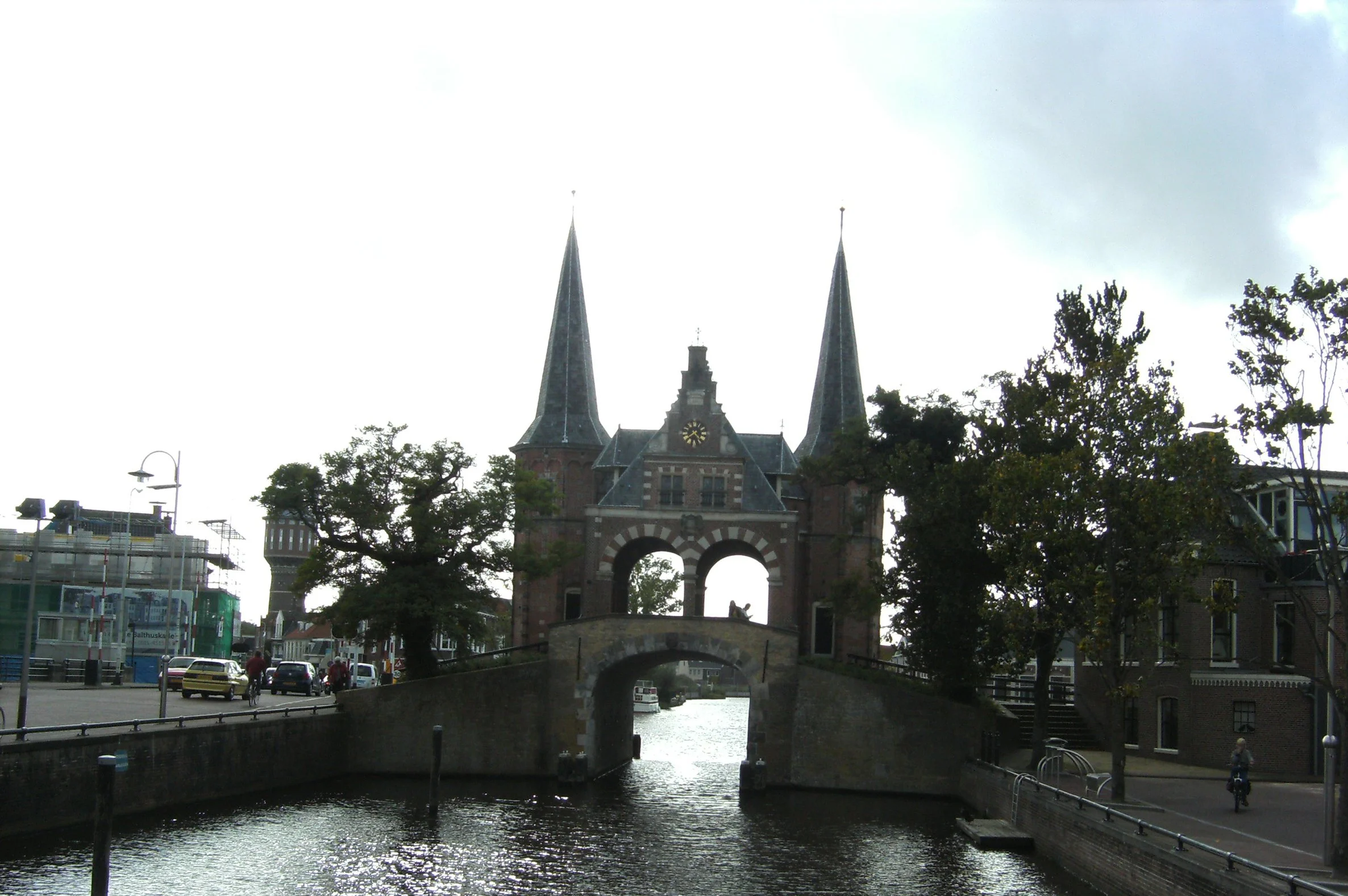 Waterpoort in Sneek, Nederland, met grachten, bomen en bakstenen gebouwen. De datum op de foto is 7 maart 2007.
