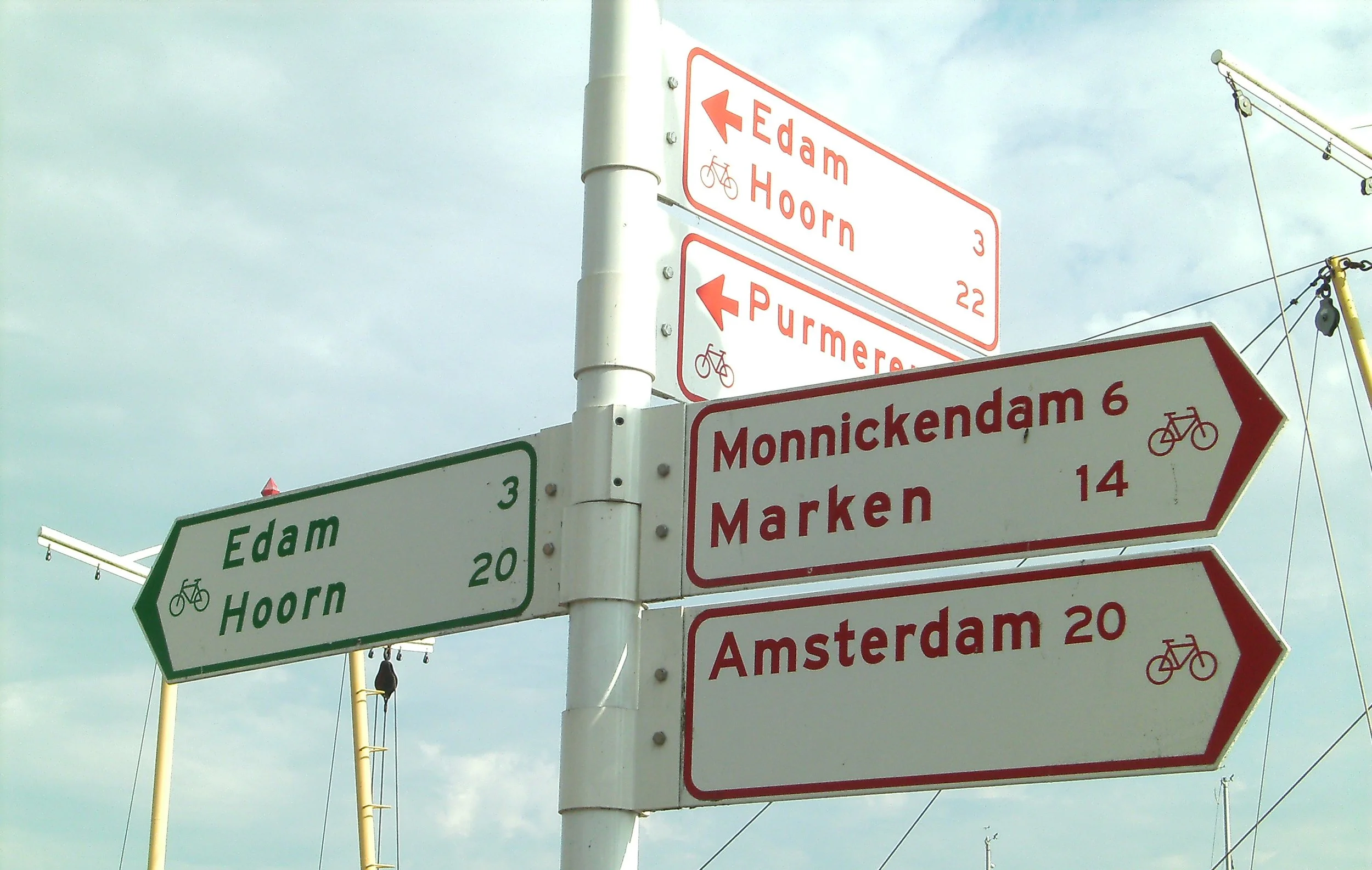 Fietsbord wijzend naar Edam, Hoorn, Monnickendam, Marken en Amsterdam met afstanden.