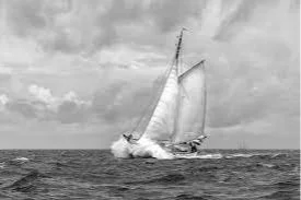 Traditioneel Nederlands zeilschip "De Vrouw Dina" zwart-wit foto van een zeilboot op zee met krachtige zeilen en opspattend water.