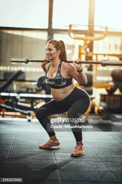 Zwangere vrouw traint veilig onder begeleiding bij Oak Health & Fitness – pre- en postnatale training in Kortrijk die helpt om sterk en energiek te blijven tijdens en na de zwangerschap.