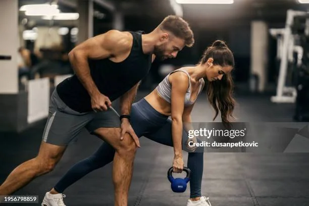 Personal trainer in Kortrijk begeleidt klant tijdens een persoonlijke trainingssessie bij Oak Health & Fitness – voor een traject op maat naar pijnvrij bewegen en functionele kracht.