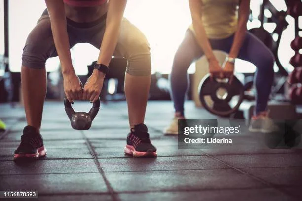 Vier sporters trainen samen in een motiverende small group training bij Oak Health & Fitness in Kortrijk – samen bewegen, elkaar stimuleren en plezier hebben in het sporten.
