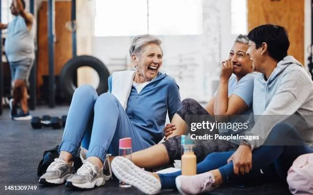 Vrouwen lachen na hun work-out bij Oak Health & Fitness in Kortrijk – waar iedereen welkom is om samen sterker en vitaler te worden.