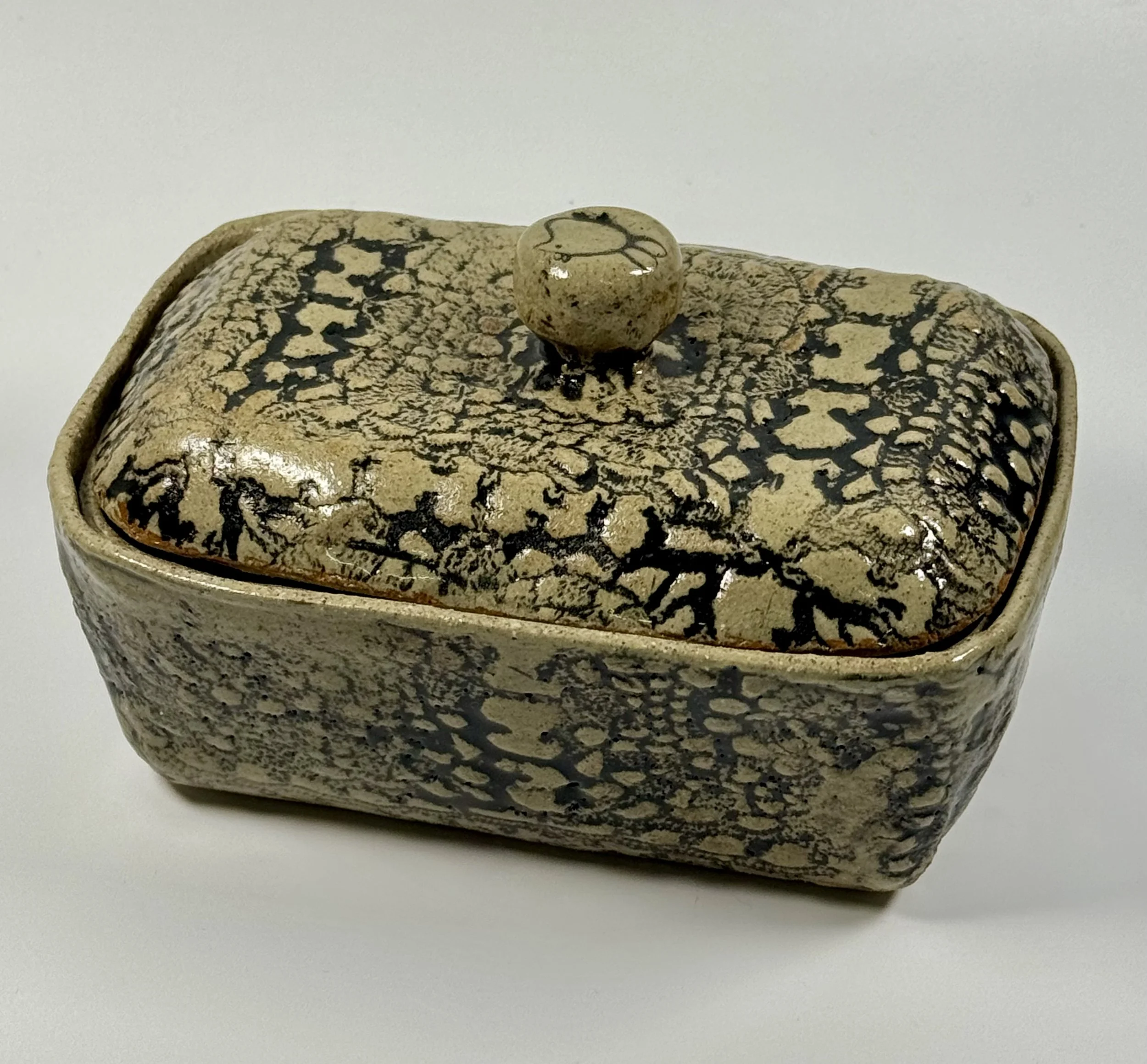 Textured butter dish