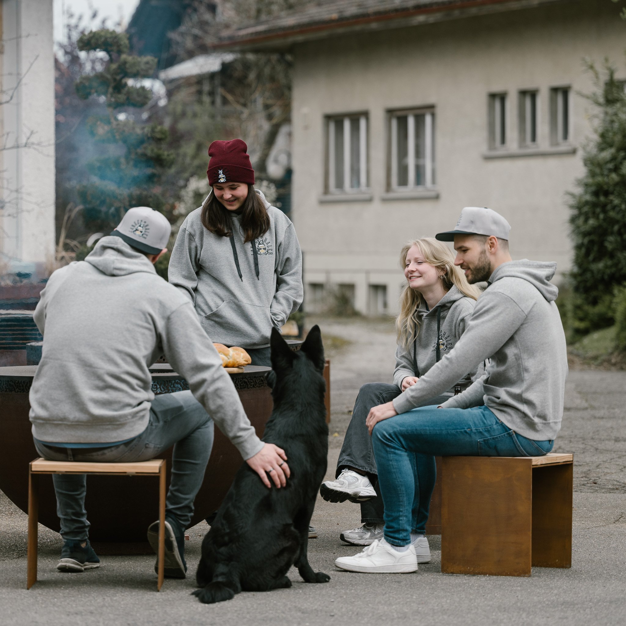 Wenn Langenthaler ein Bild sein m&ouml;chte, dann dieses 🍻Langenthaler soll in Zukunft stehen f&uuml;r: Gelassenheit, Geborgenheit, Zufriedenheit, Zusammenhalt, Wertsch&auml;tzung, Freiheit, Akzeptanz und innere Ruhe.
Die wundersch&ouml;nen Hocker u