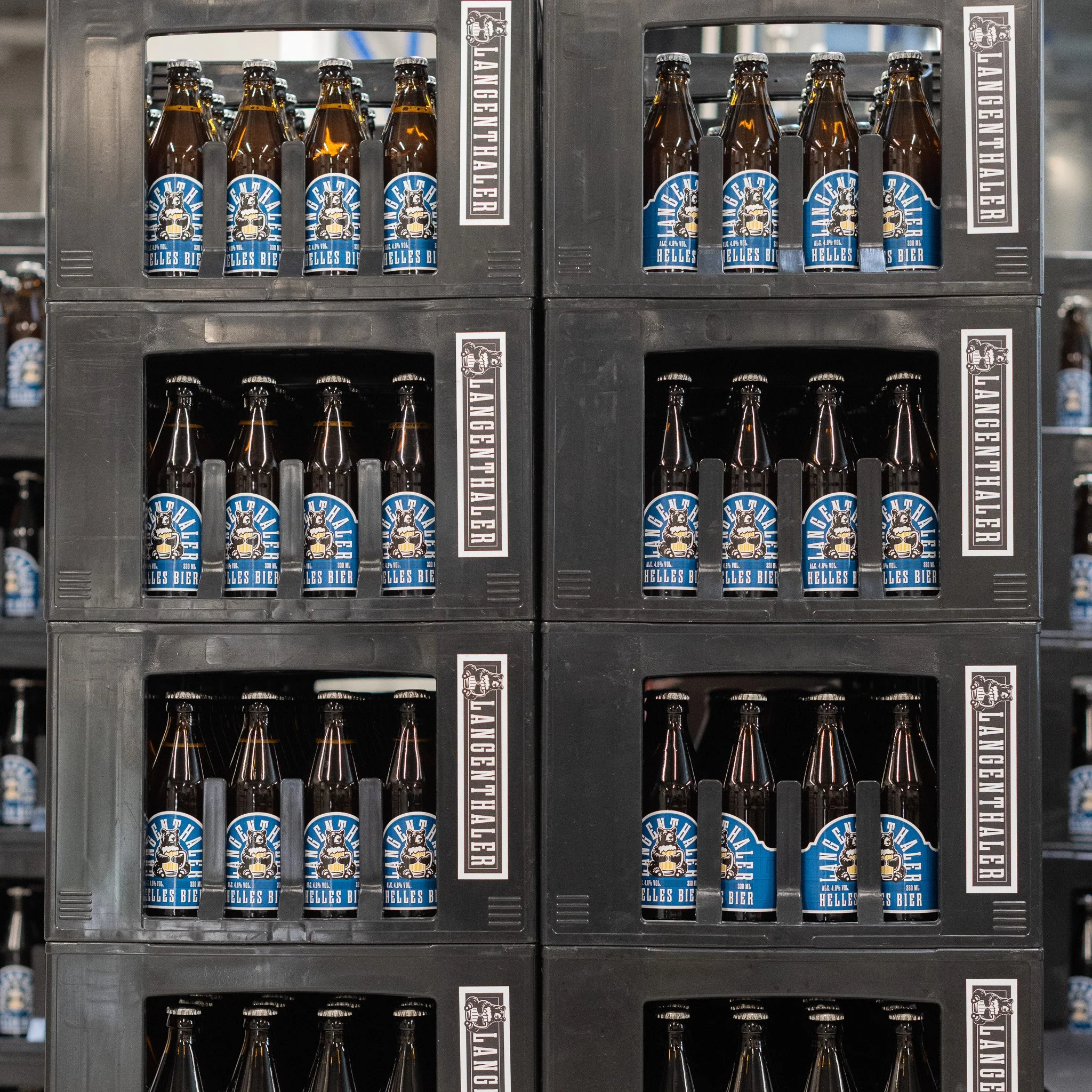 🍻 Endlich wieder Bier! 🍻
Das Warten hat ein Ende &ndash; unser Bier ist wieder an den gewohnten Orten verf&uuml;gbar! 🙌
F&uuml;r alle Spontanen &amp; Durstigen: Heute das erste Mal Rampenverkauf in der Brauerei von 16&ndash;19 Uhr!
Und am Samstag,
