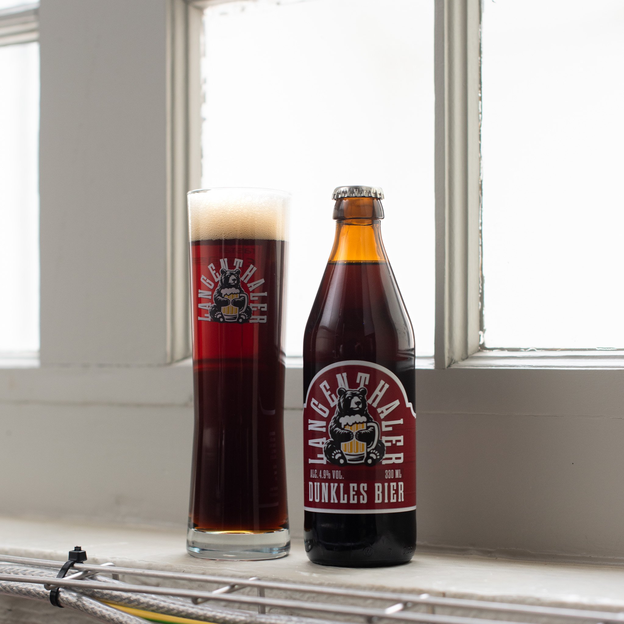 👉 Offizieller Verkaufsstart: 26. Oktober 2025
Aber ihr wisst&rsquo;s ja: Bierfraktion&auml;r*innen d&uuml;rfen fr&uuml;her! 😉
Ab heute gibt&rsquo;s bei uns in der Langenthaler Brauerei das brandneue Dunkle f&uuml;r alle Bierfraktion&auml;r*innen &n