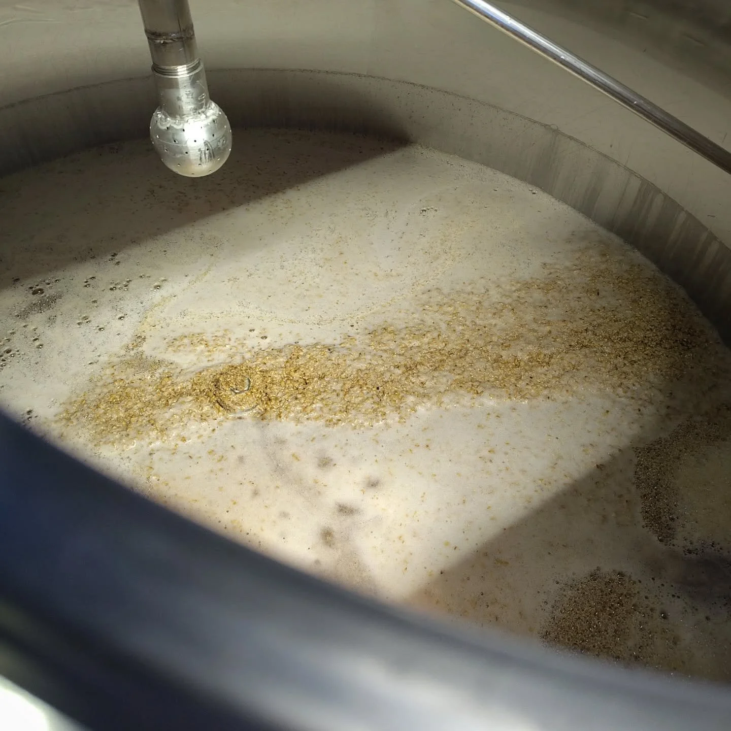 Schweizer Braugerste (in der Schweiz gem&auml;lzt) wird in unserem Sudhaus zu Whiskyw&uuml;rze und sp&auml;ter bei unseren Freunden von @langatun_distillery gebrannt, gelagert und vollendet. Ein sch&ouml;ner Start ins Jahr!