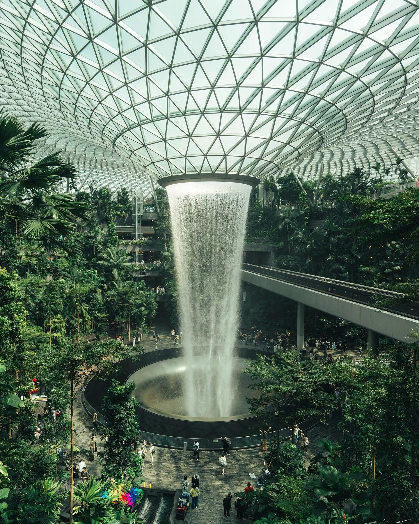Every corner of Changi Airport feels like a work of art 🤯

#changiairport #singapore #singaporetrip 
#artphotos #jewel