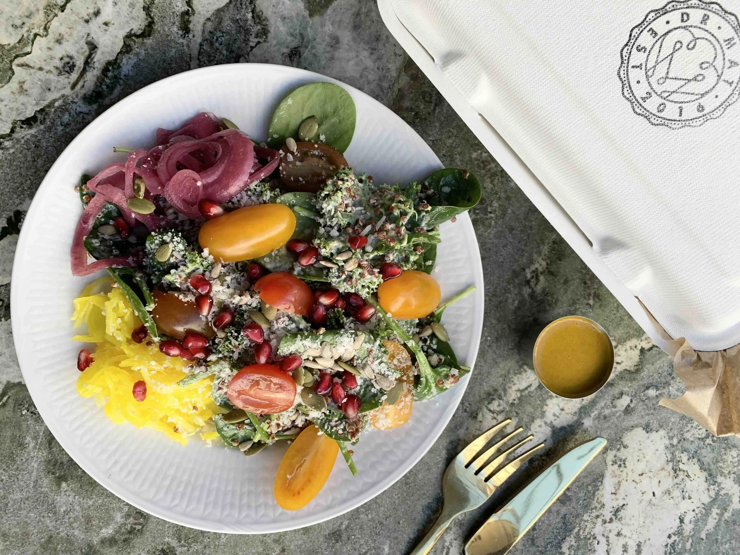 Vegetarisk ceasarsallad valfri protein som räkor, kyckling eller lax och hälsoshot