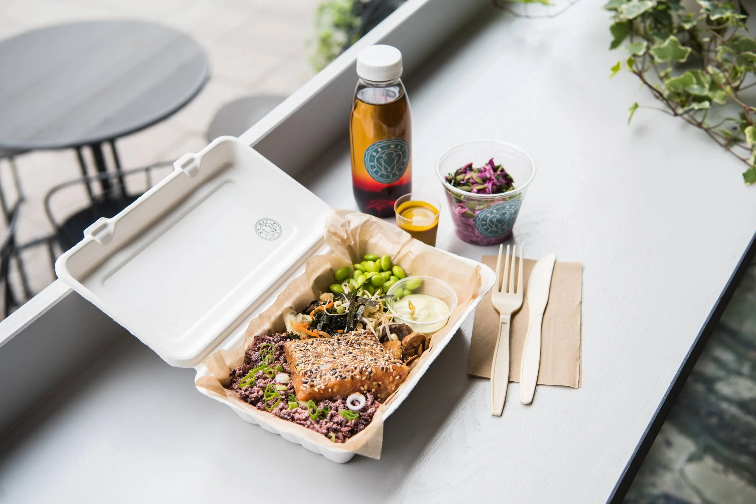 Hälsosam mat från Dr Mat, så som sallad, varm mat, smoothie och hälsoshot