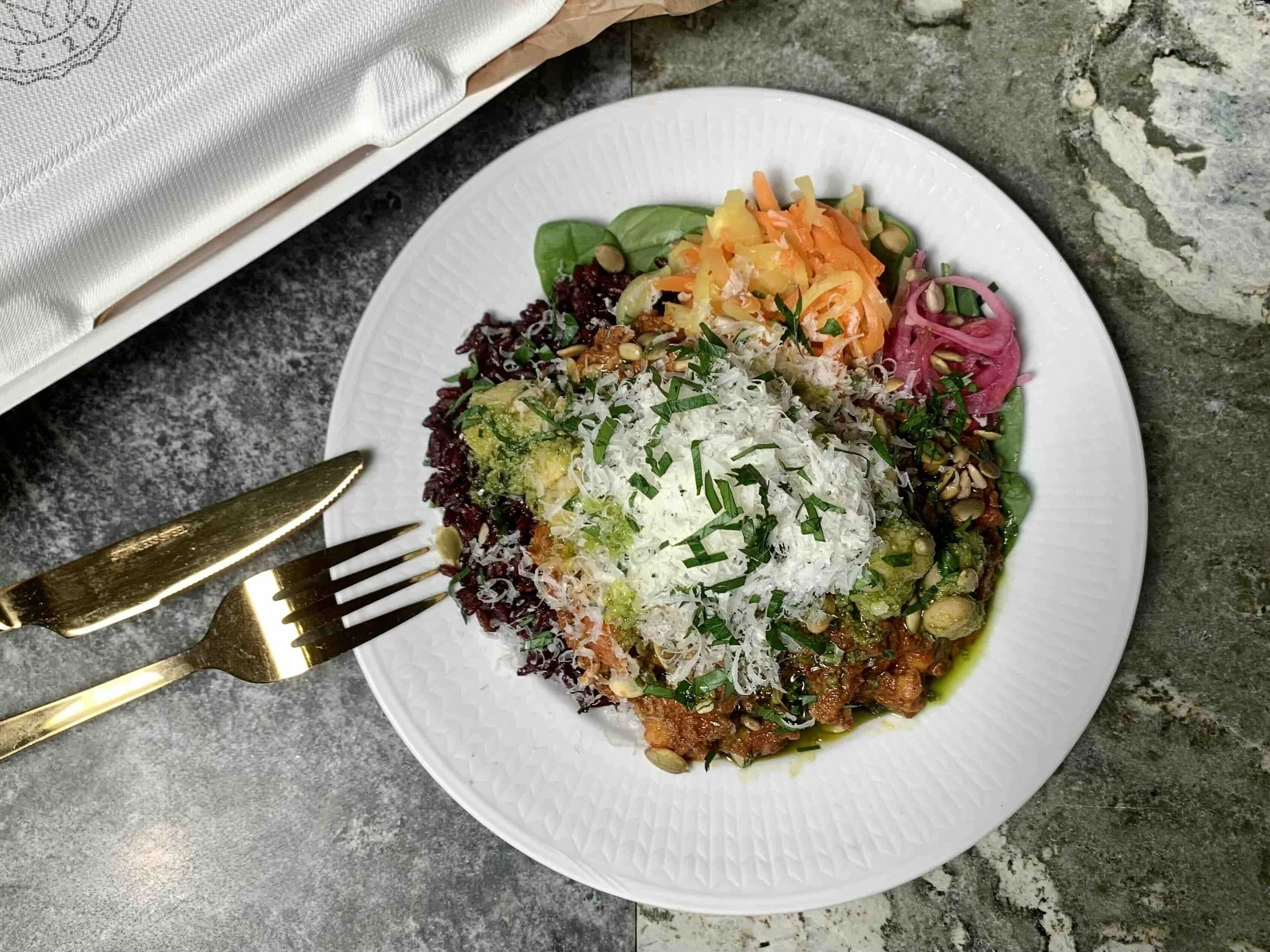 Glutenfri bolognese med parmesandressing