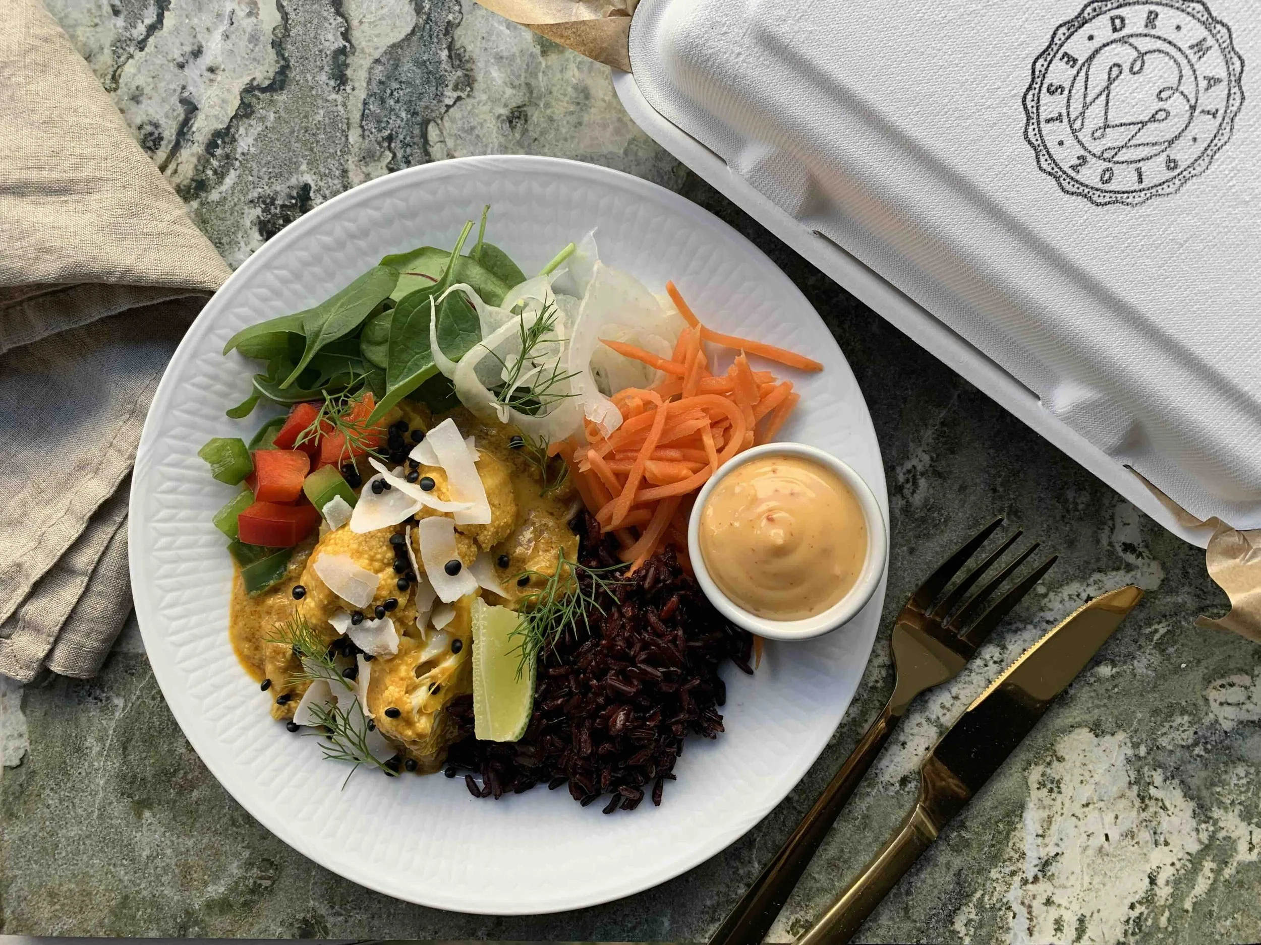 Blomkålscurry med belugalinser, svart ris, sallad och fermenterade morötter