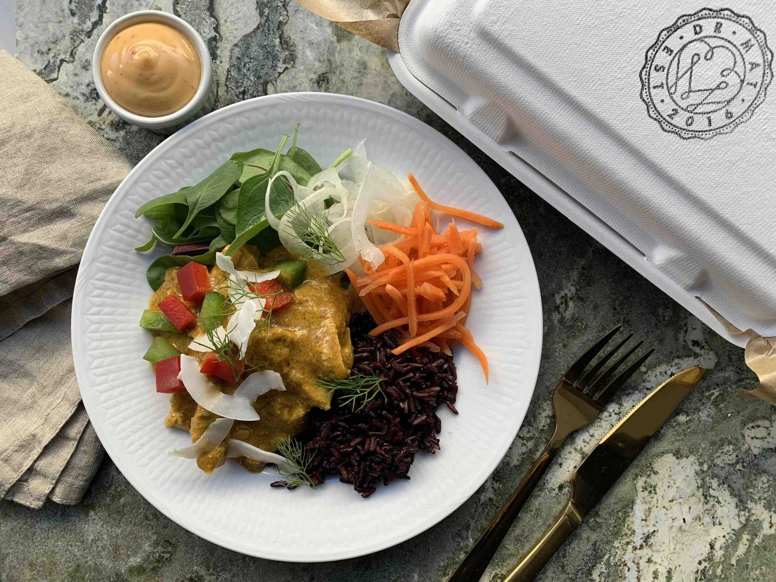 Kycklingcurry med svartris och fermenterade morötter