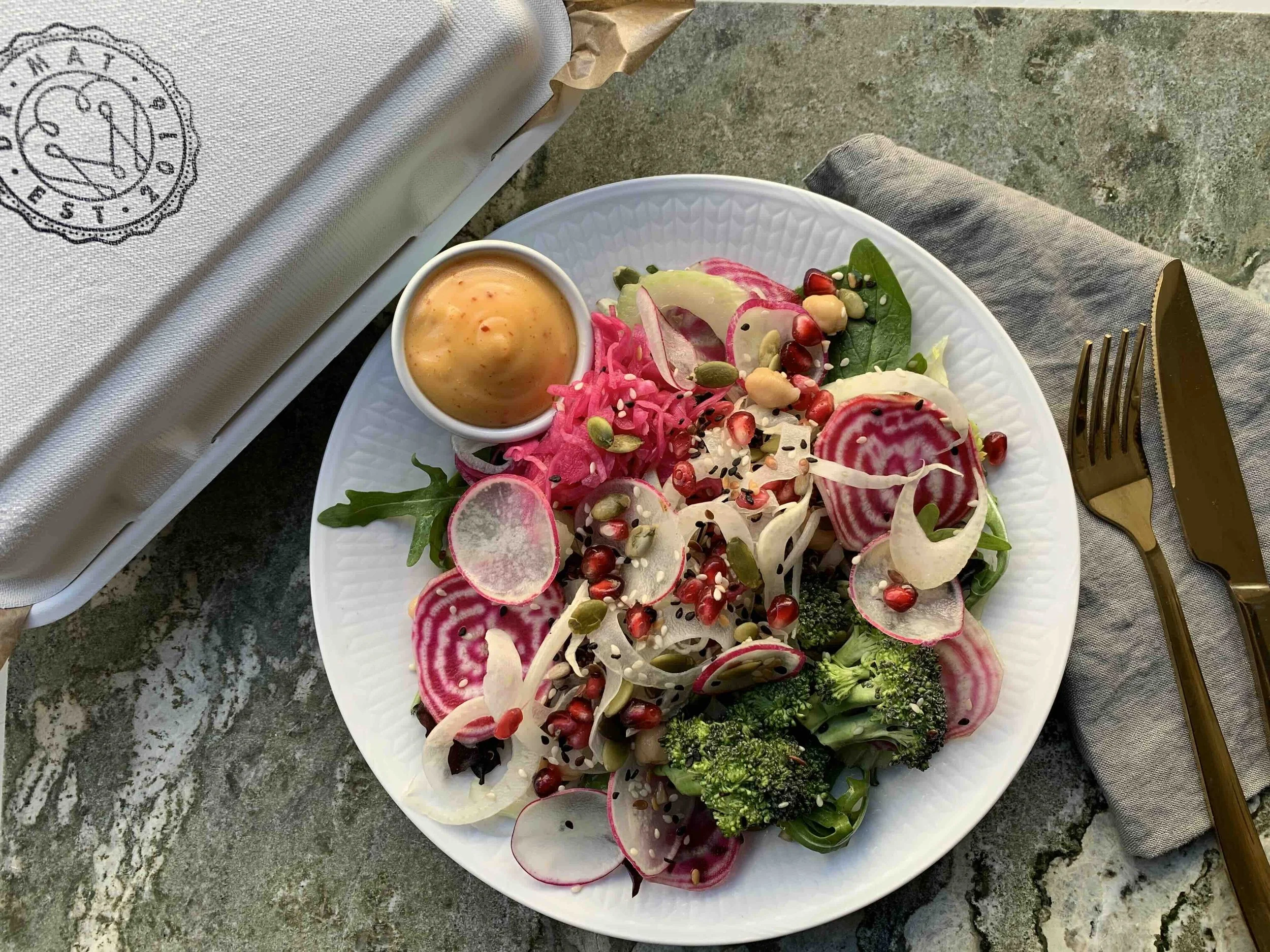 Råkostsallad med ingefära-och limedressing,ekologiska råvaror.