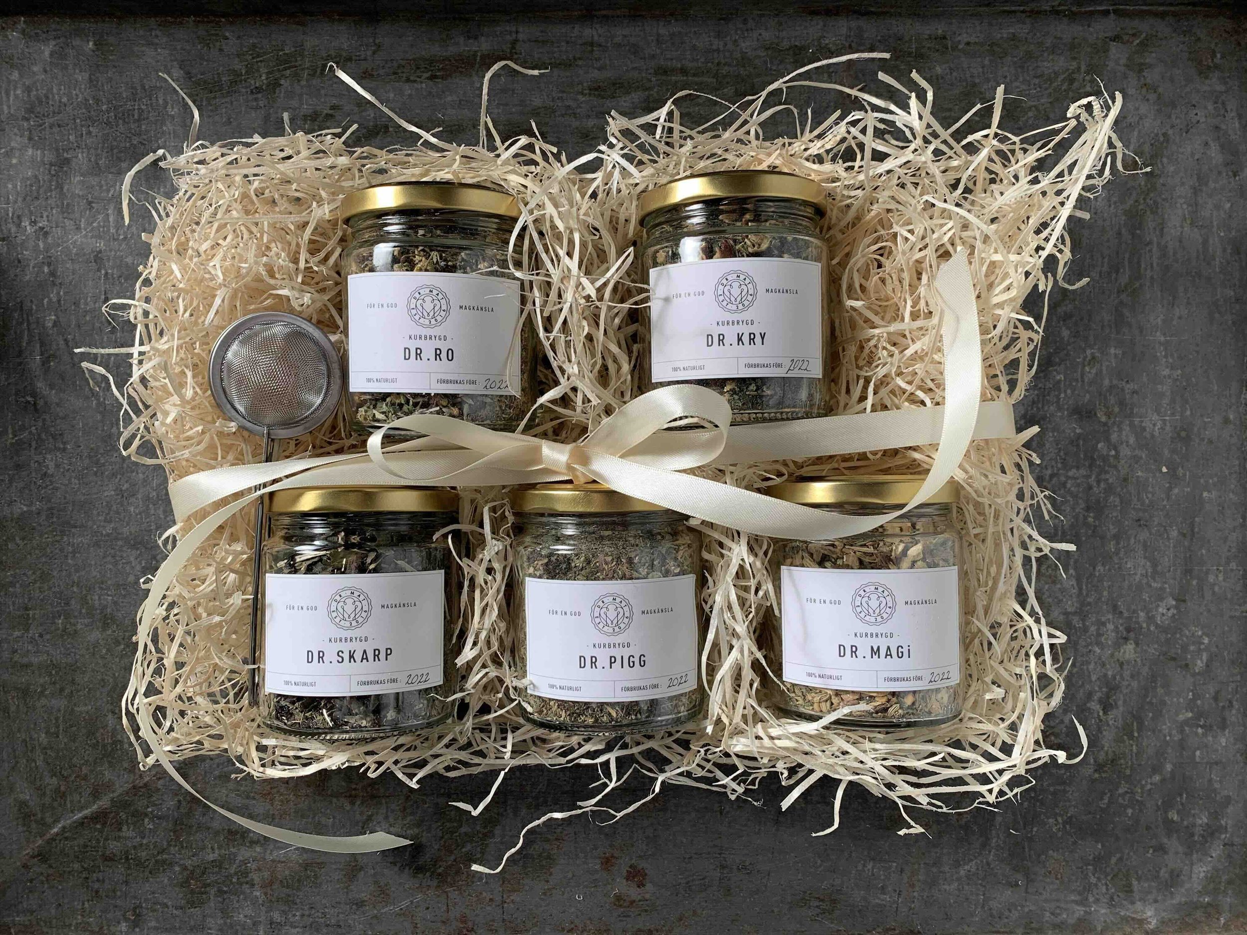 Örtte från Dr Mat i glasburkar med bland annat kamomill och yerba mate. Finns som presentförpackning
