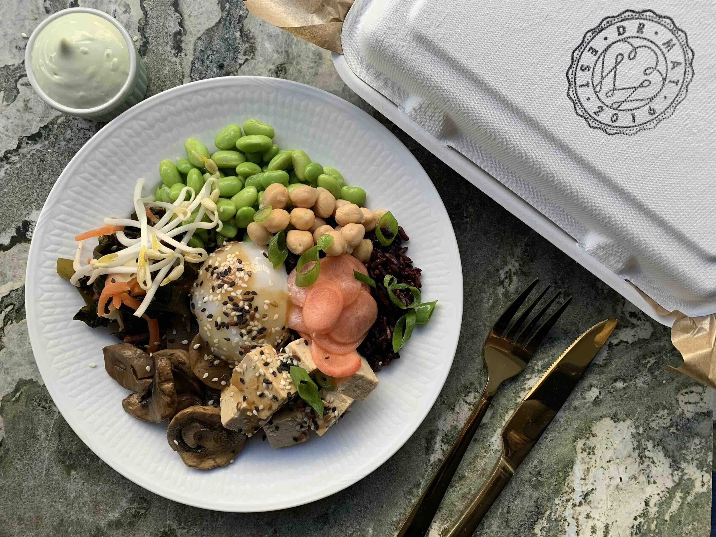 Krämigt ägg, tofu med picklad rädisa och soyamarinerad svamp