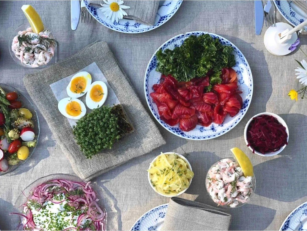 Catering från Dr Mat med fräscha hälsosamma rätter upplagda för buffé.