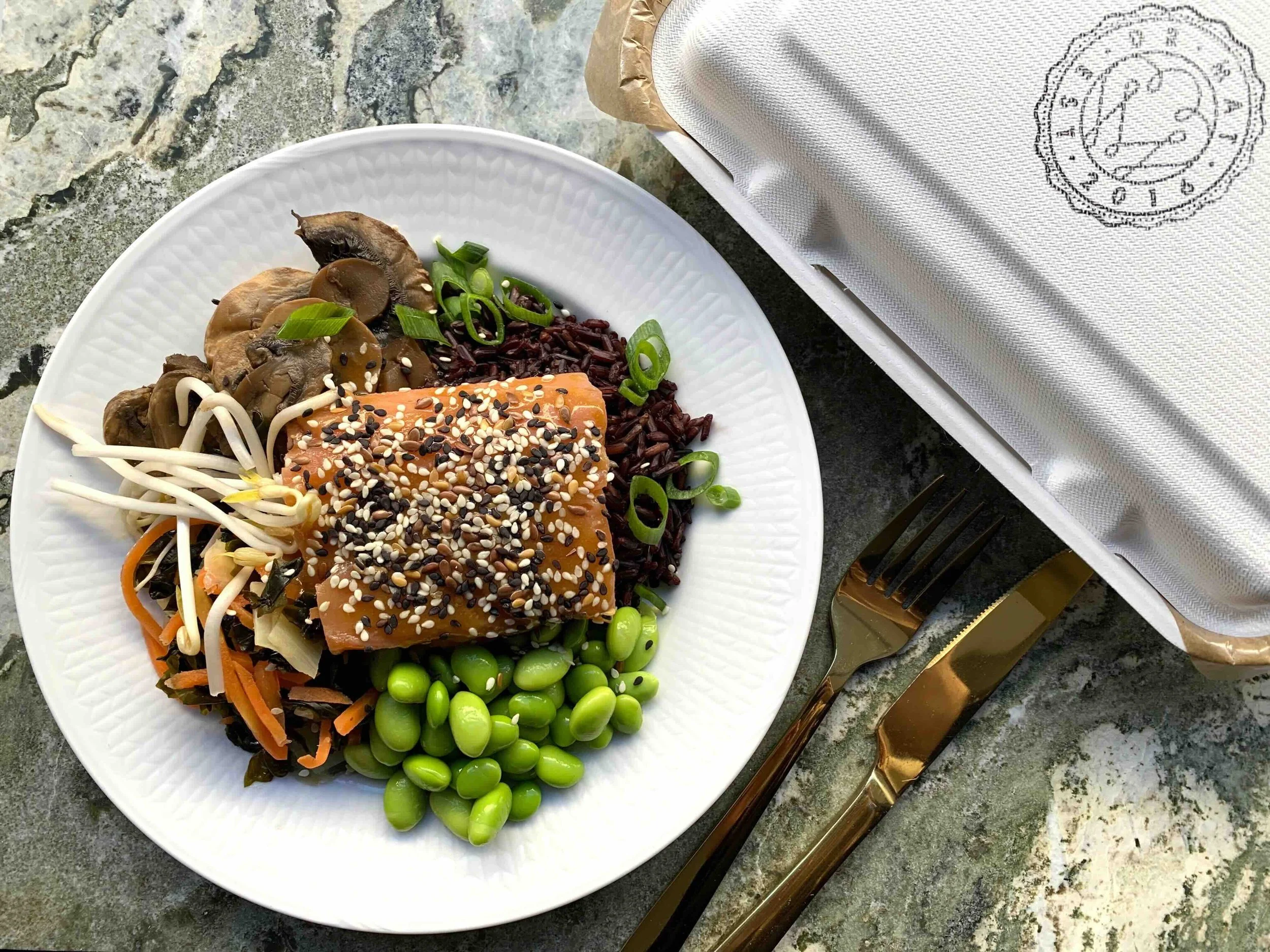 Misobakad Lax med wasabidressing och algsallad