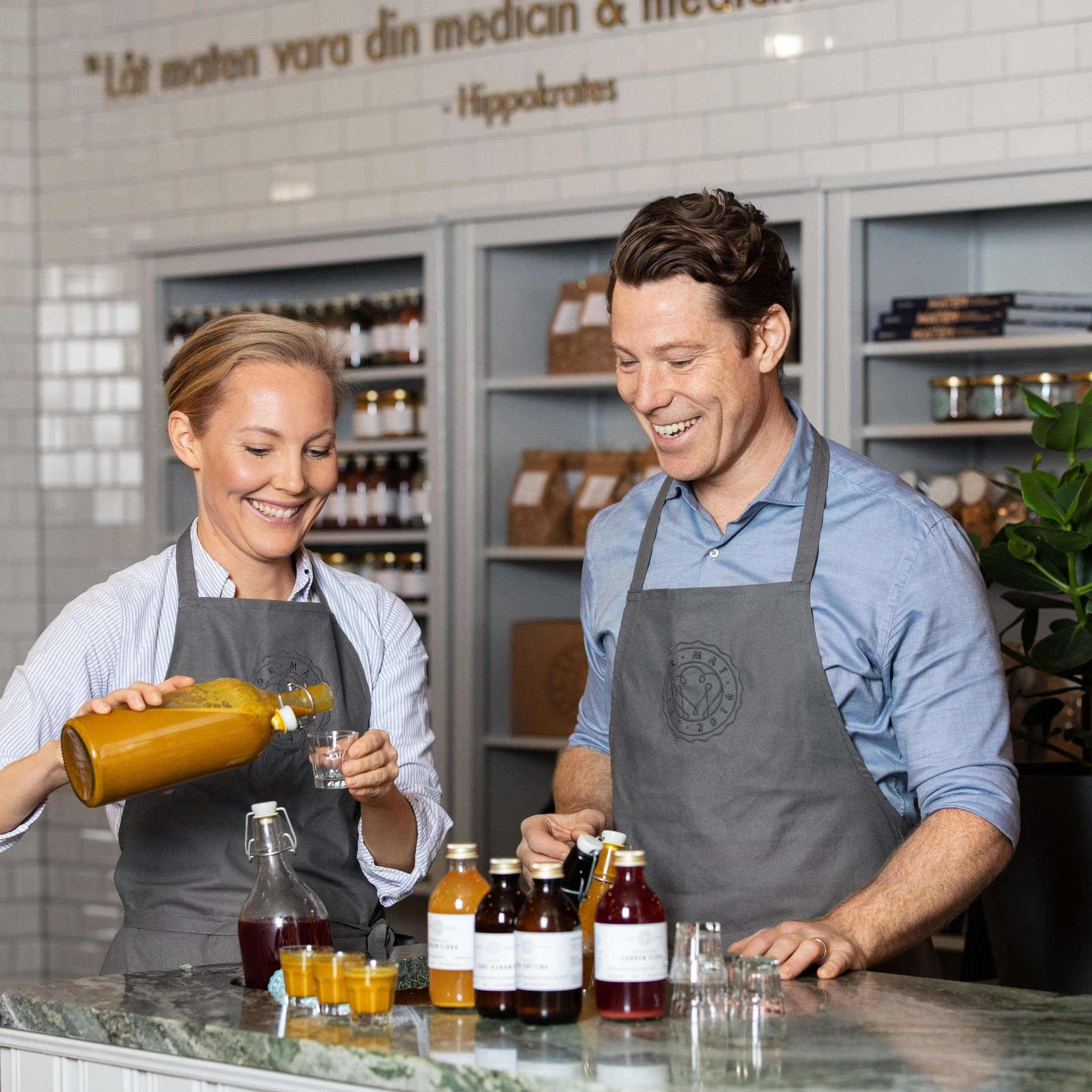 Dr Mat bjuder på hälsoshot till alla gäster som kommer och handlar på Tegnergatan 5.