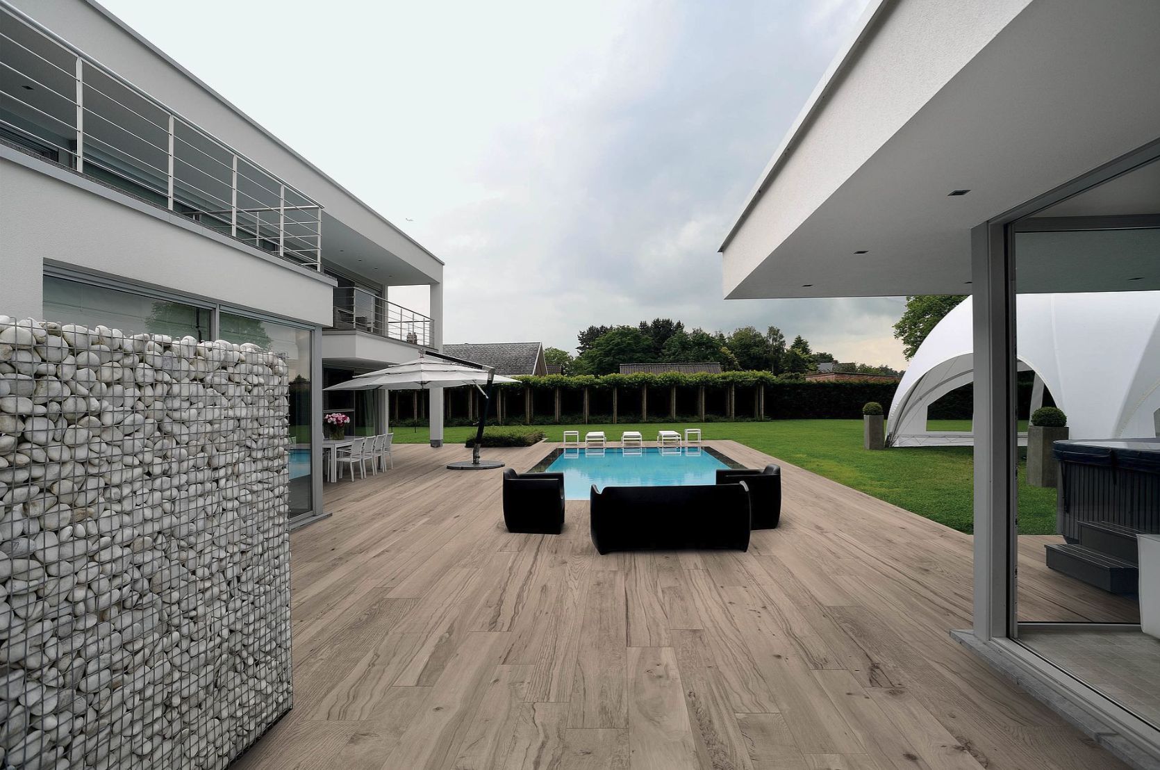 Moderner Außenbereich mit Pool, Terrasse, Garten und zeitgenössischen Möbeln.