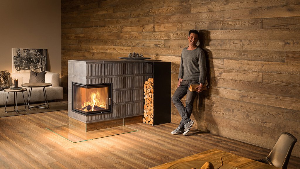 Moderne Wohnzimmerumgebung mit Holzverkleidung, Kamin, Holzstapel, Sofa, Tisch und Dekor.