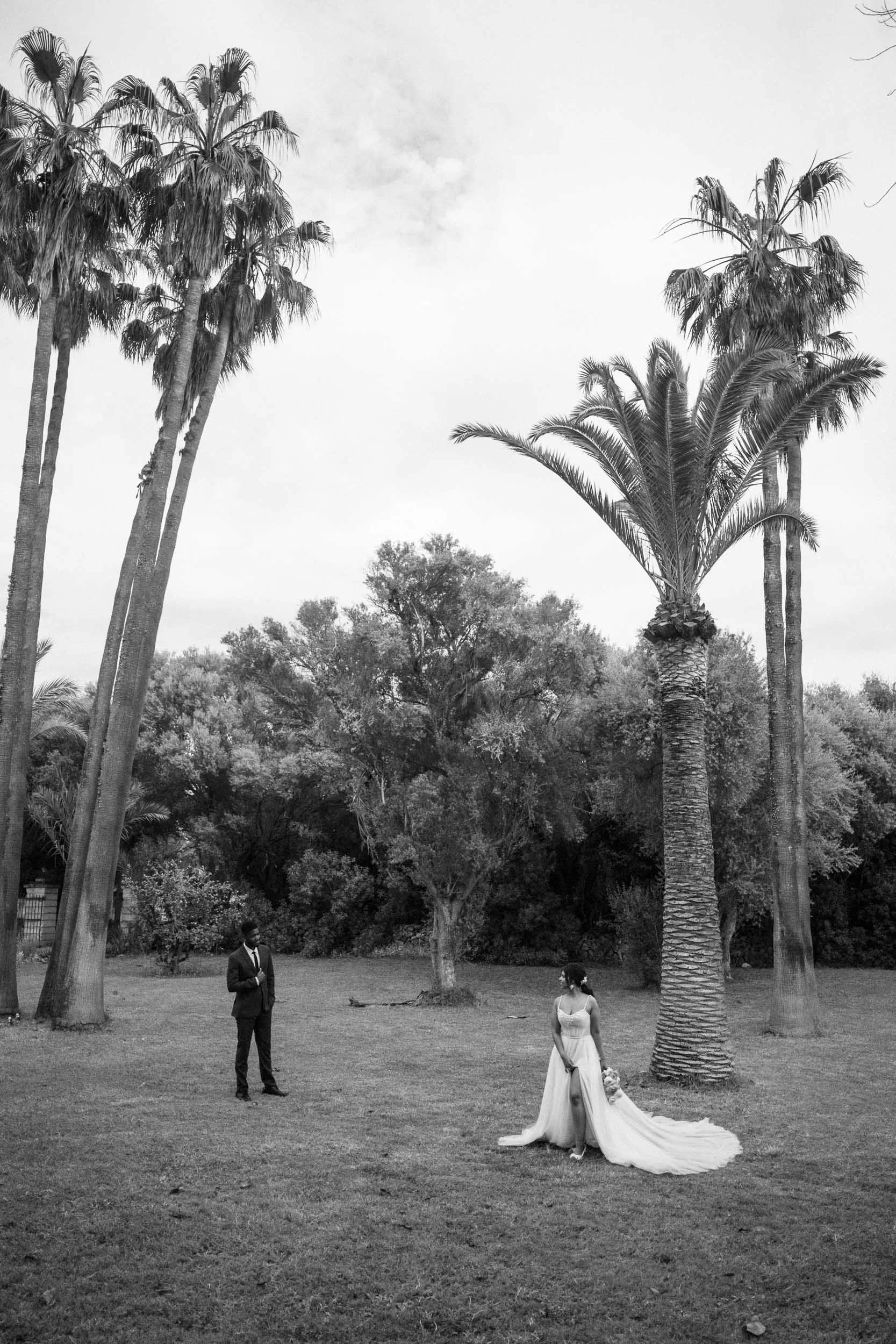 Striking black and white wedding portrait under palm trees in Mallorca – minimal and editorial destination wedding image by Studio Aelina