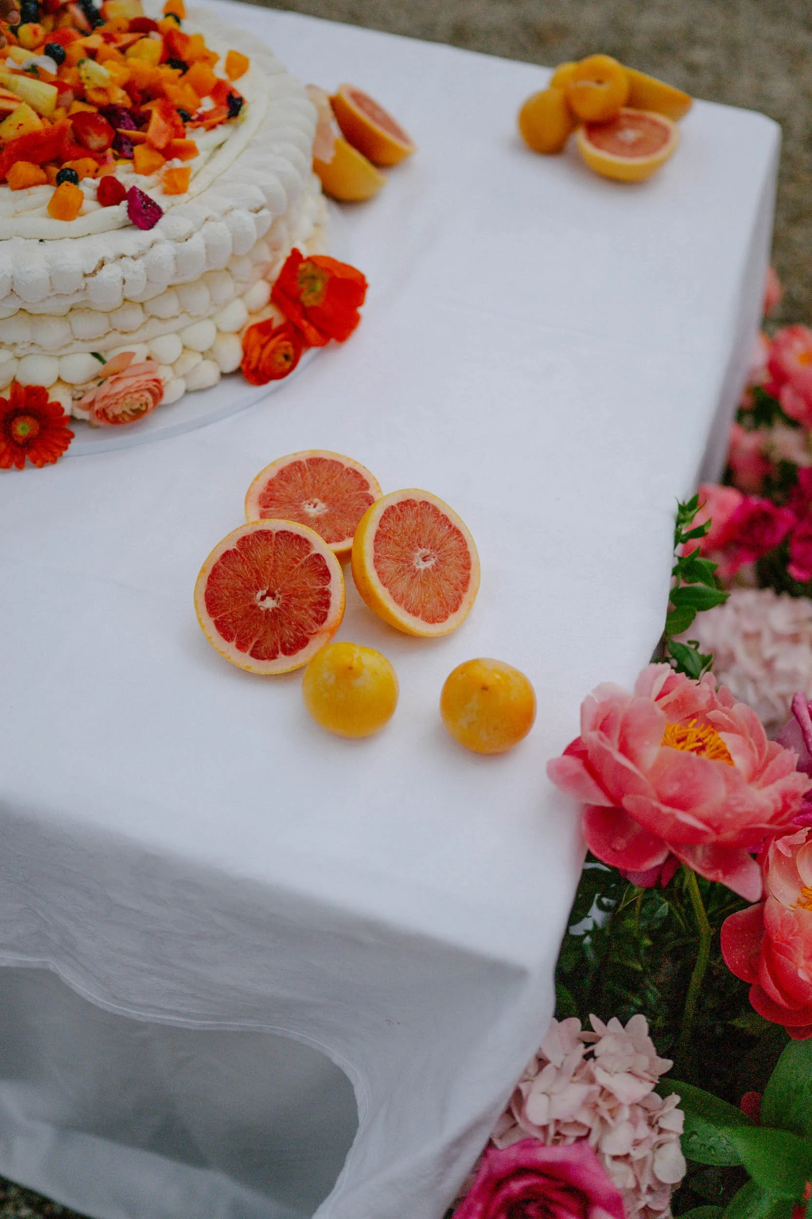 Editorial detail of a vibrant citrus-adorned wedding cake with fresh florals – Finca Predio Son Serra, Mallorca wedding styling photographed by Studio Aelina