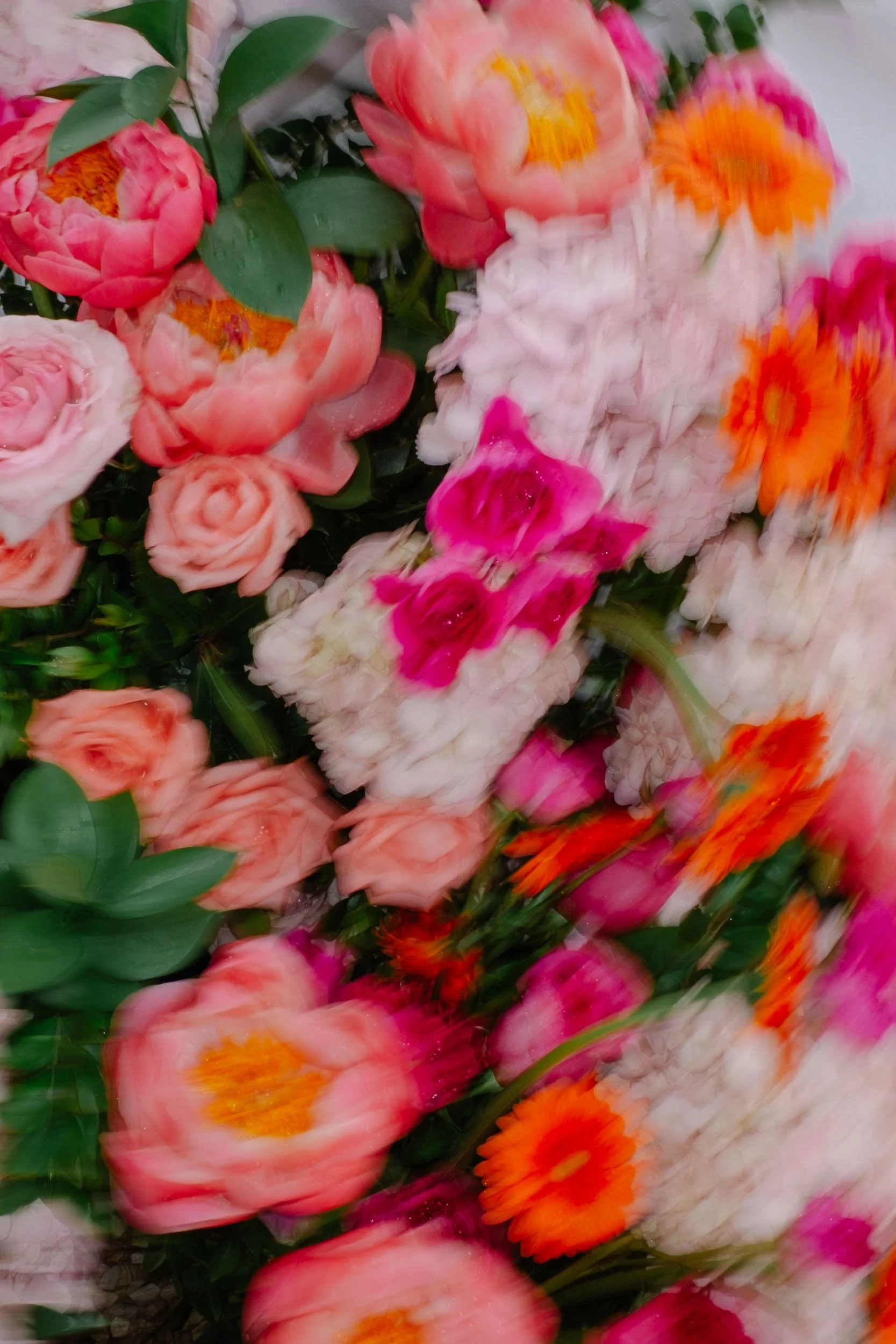 Bold, colorful wedding flower arrangement – vibrant editorial detail styling by Studio Aelina in Mallorca