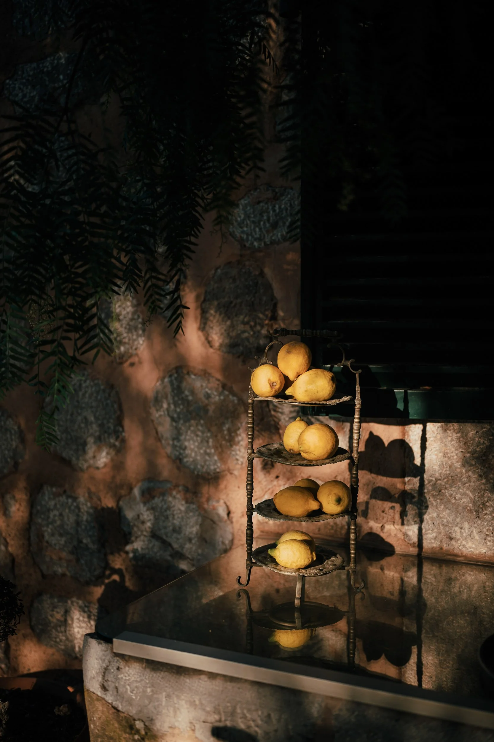 Editorial-style wedding decoration at Ca's Xorc – artistic wedding detail captured in golden light by Studio Aelina