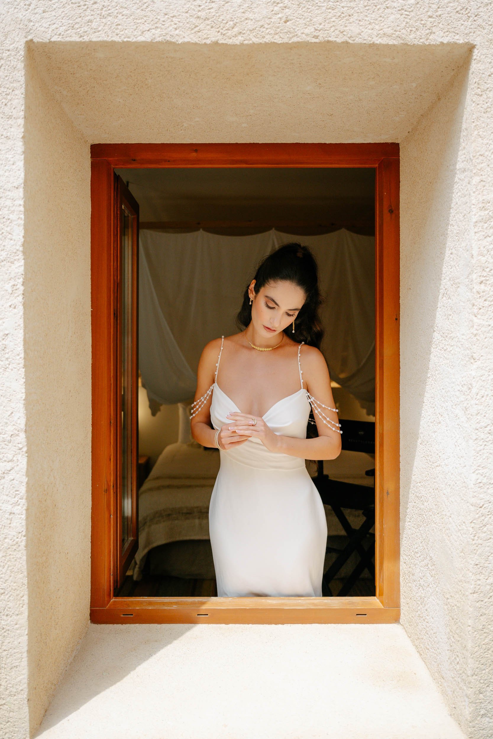 Modern editorial bridal portrait with natural light, Finca Morneta, Mallorca – chic and minimal wedding photography by Studio Aelina