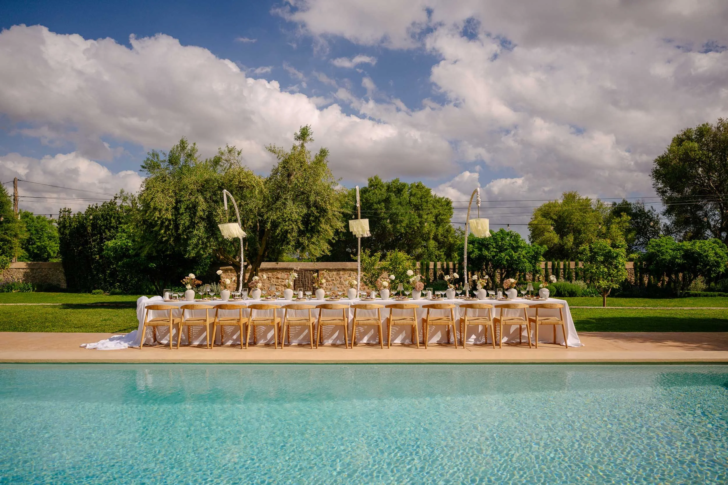 Elegant outdoor reception at Finca Morneta – Mallorca destination wedding styling in vibrant natural light by Studio Aelina