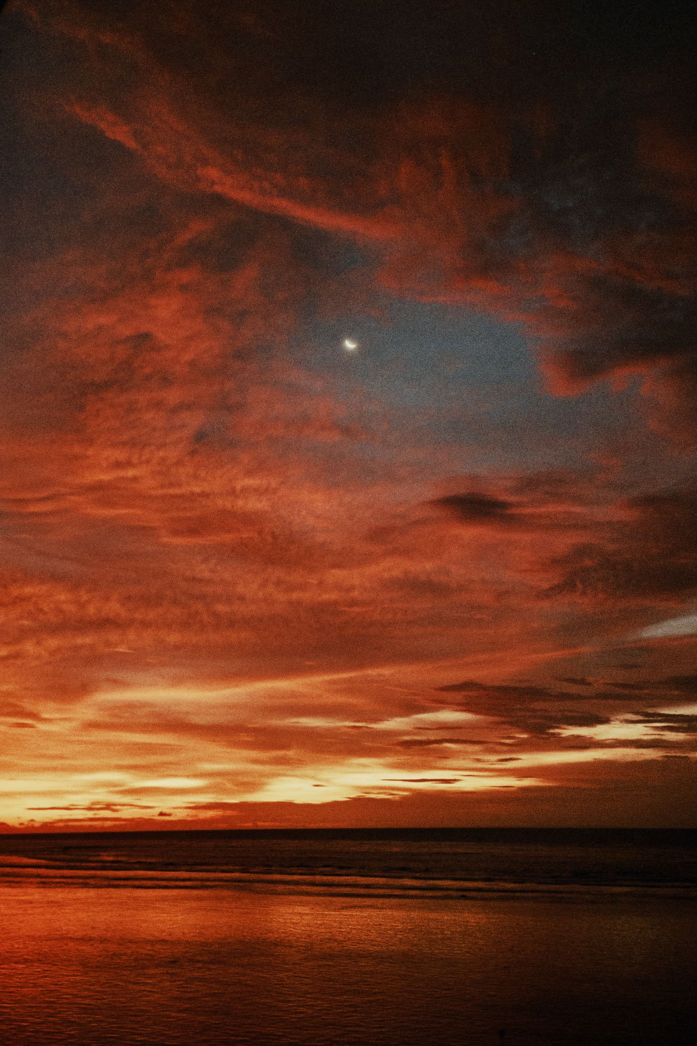Vibrant sunset sky over the sea – Mallorca destination wedding atmosphere captured by Studio Aelina