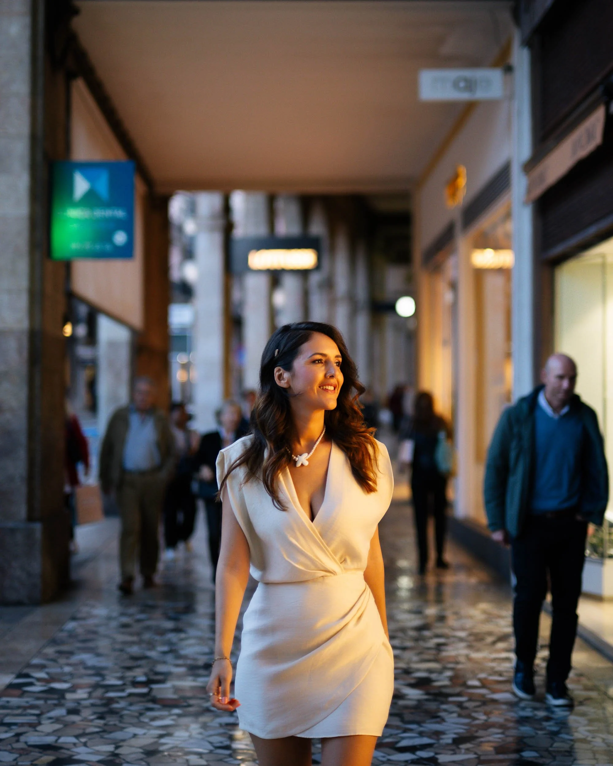 Stylish bride in white walking through Palma’s city streets – modern documentary wedding moment captured by Studio Aelina in Mallorca