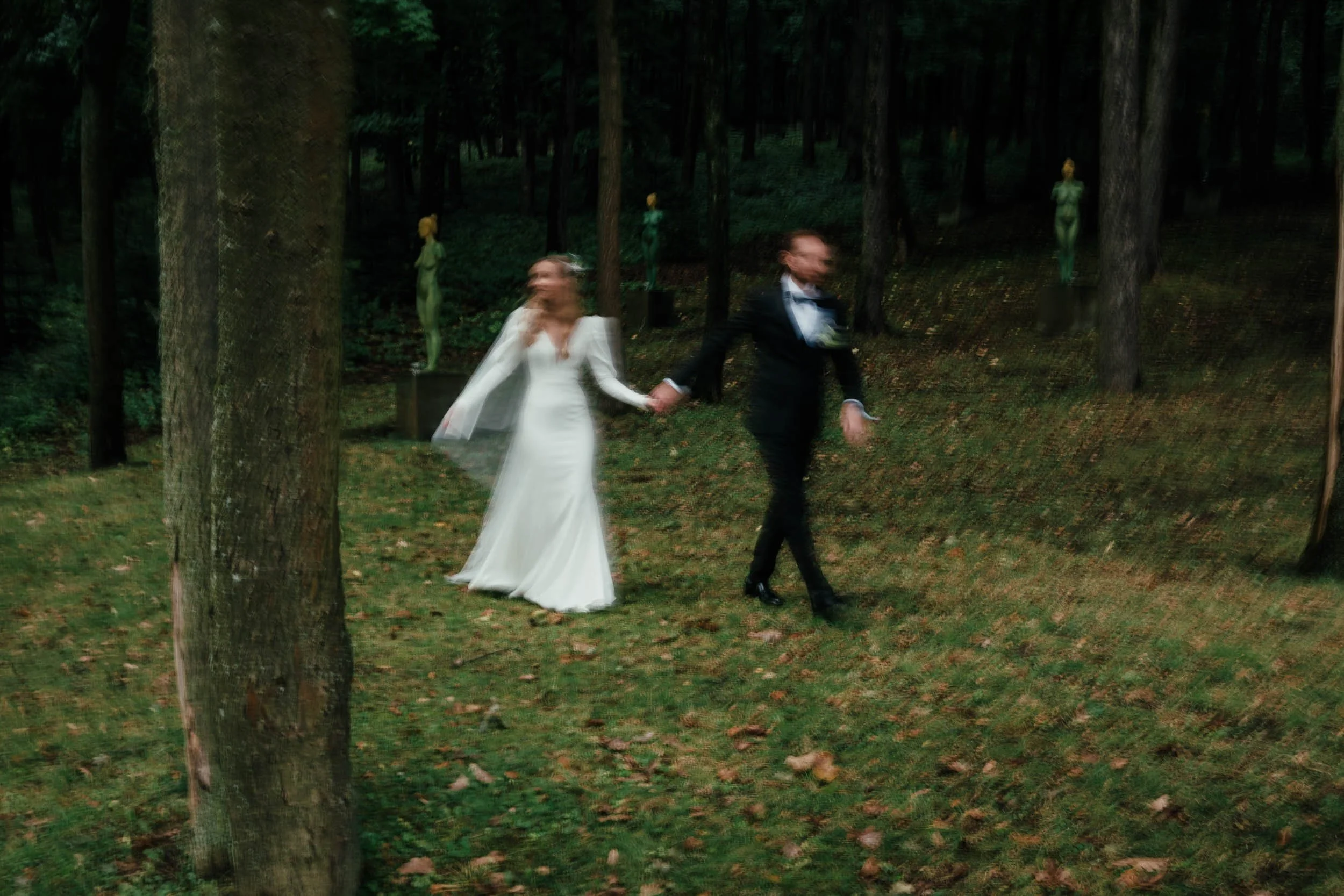 Elegant outdoor reception at Finca Morneta – Mallorca destination wedding styling in vibrant natural light by Studio Aelina