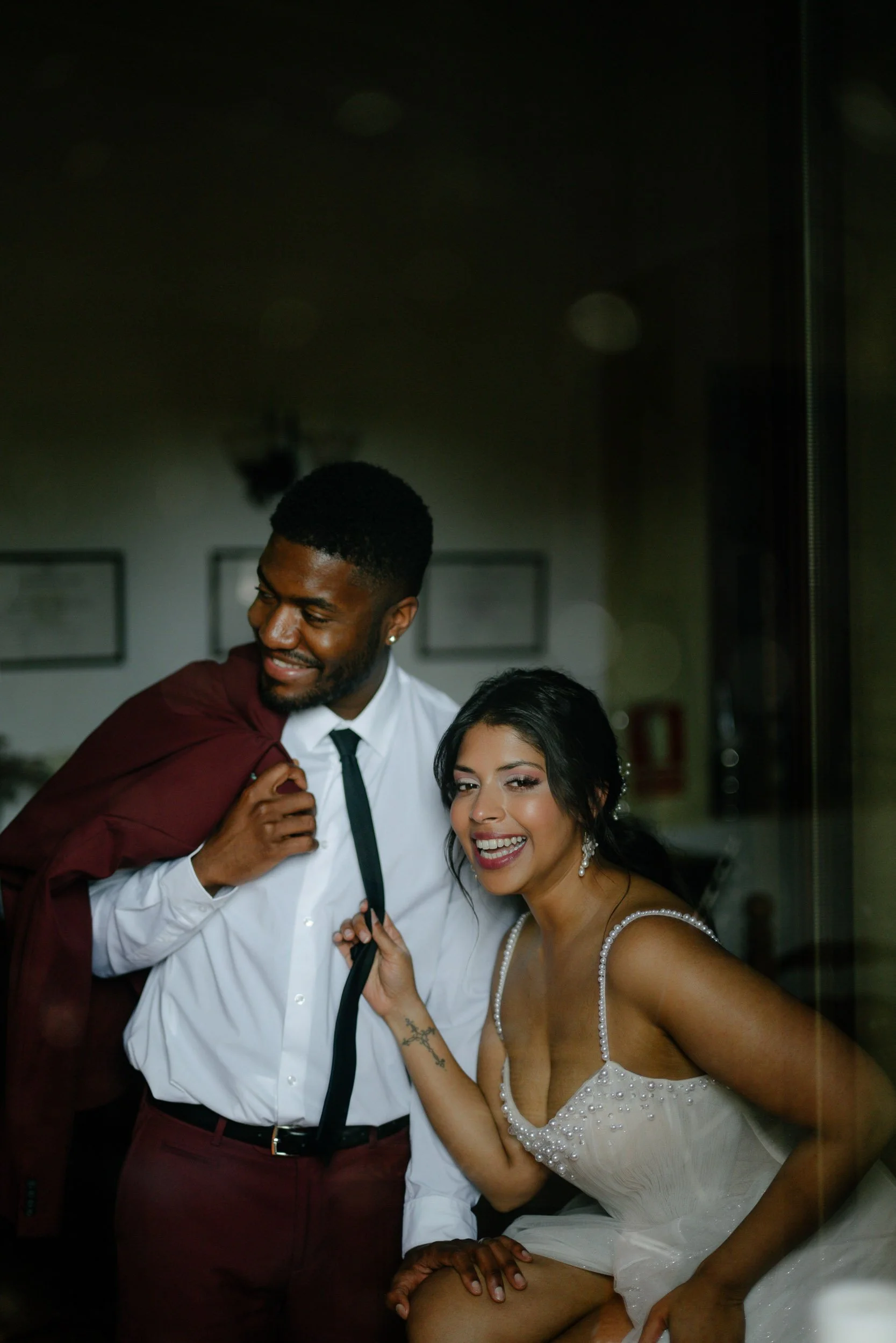 Candid evening portrait of a stylish wedding couple – unposed and emotional documentary moment in Mallorca by Studio Aelina