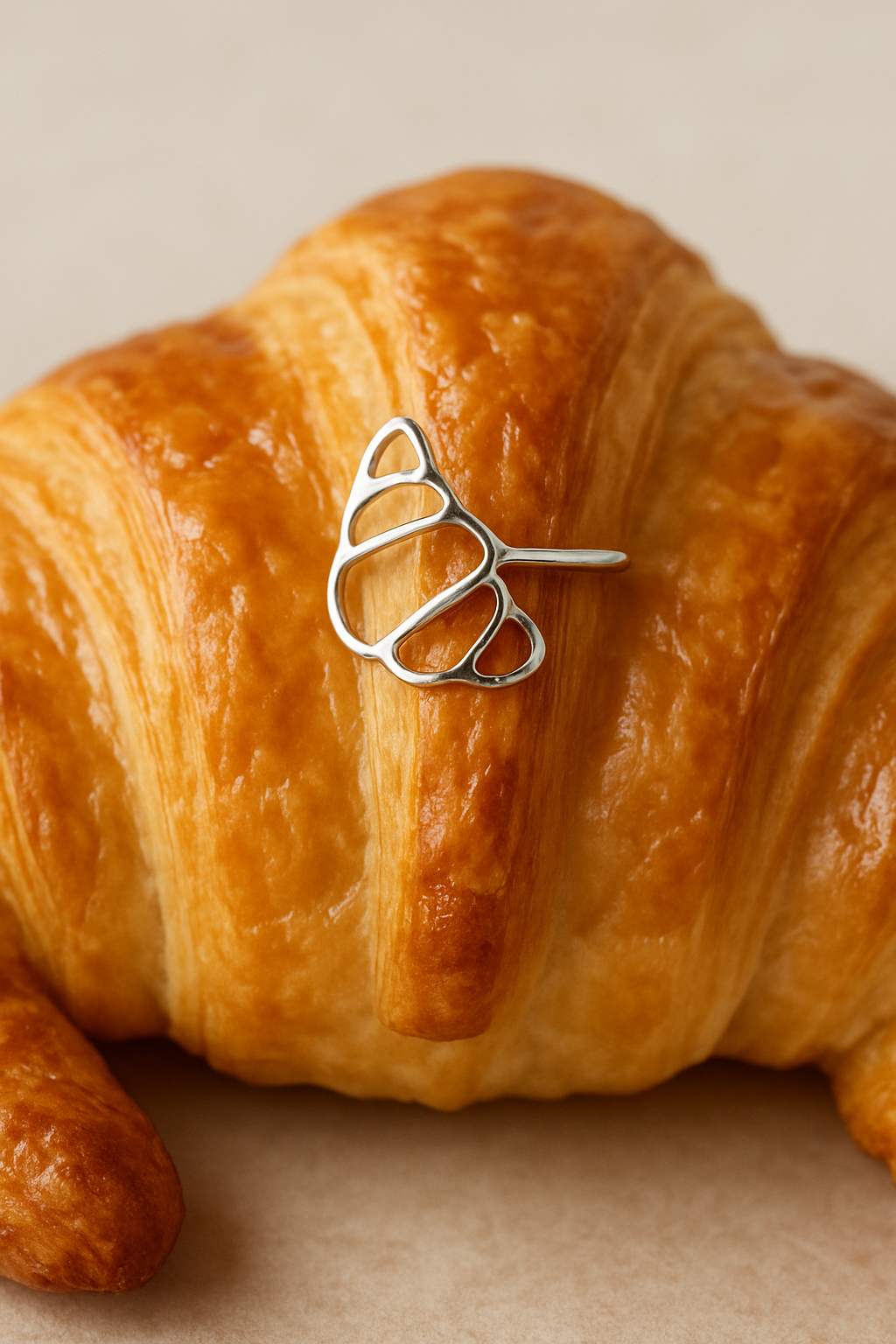 Croissant dorado con anillo de abeja.png