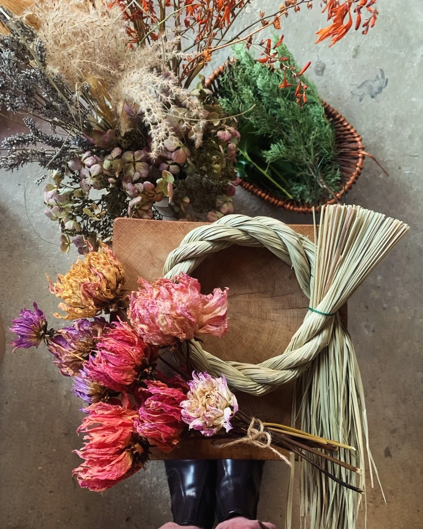 Ready to craft with these beauties today? 🌸🙏

1 lucky person for the last-min availability!

Message us to join our craft x sweets🌿
@sugarcane_studio r